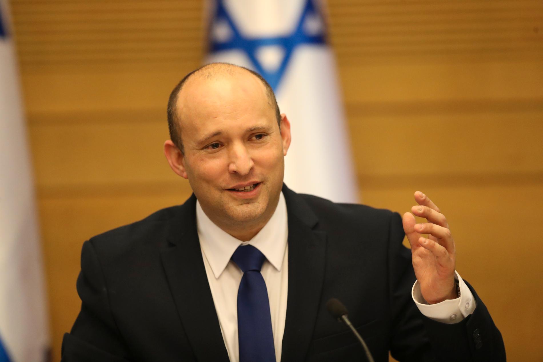 Israels nye premiärminister, den 49-årige Naftali Bennett och ledare för högerpartiet Yamina, håller sitt första regeringssammanträde efter att han tillträtt sin post.