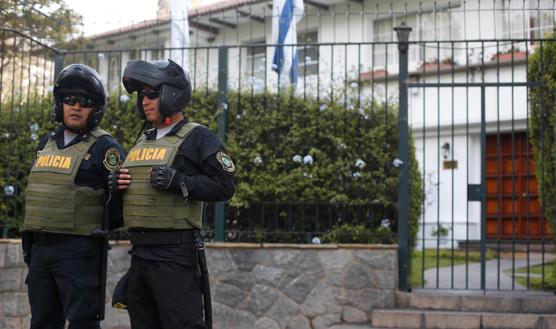 Poliser håller vakt utanför komplexet som innehåller både Uruguays ambassad och ambassadörens residens i Perus huvudstad Lima.