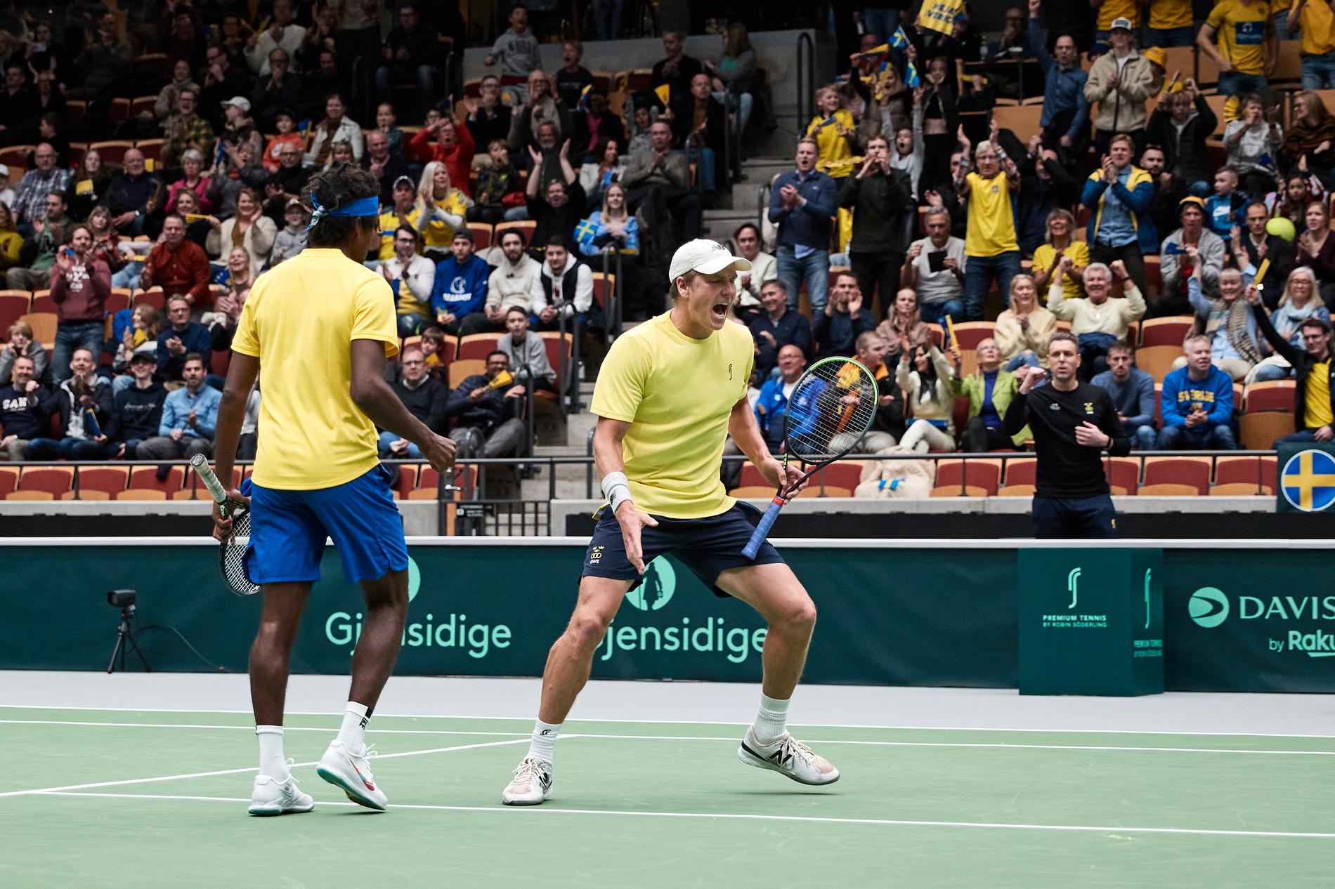 Sveriges Elias Ymer (till vänster) och André Göransson jublar efter att ha vunnit dubbelmatchen mot Japan och gett Sverige ledningen med 2–1 i matcher i Davis Cup-kvalet.