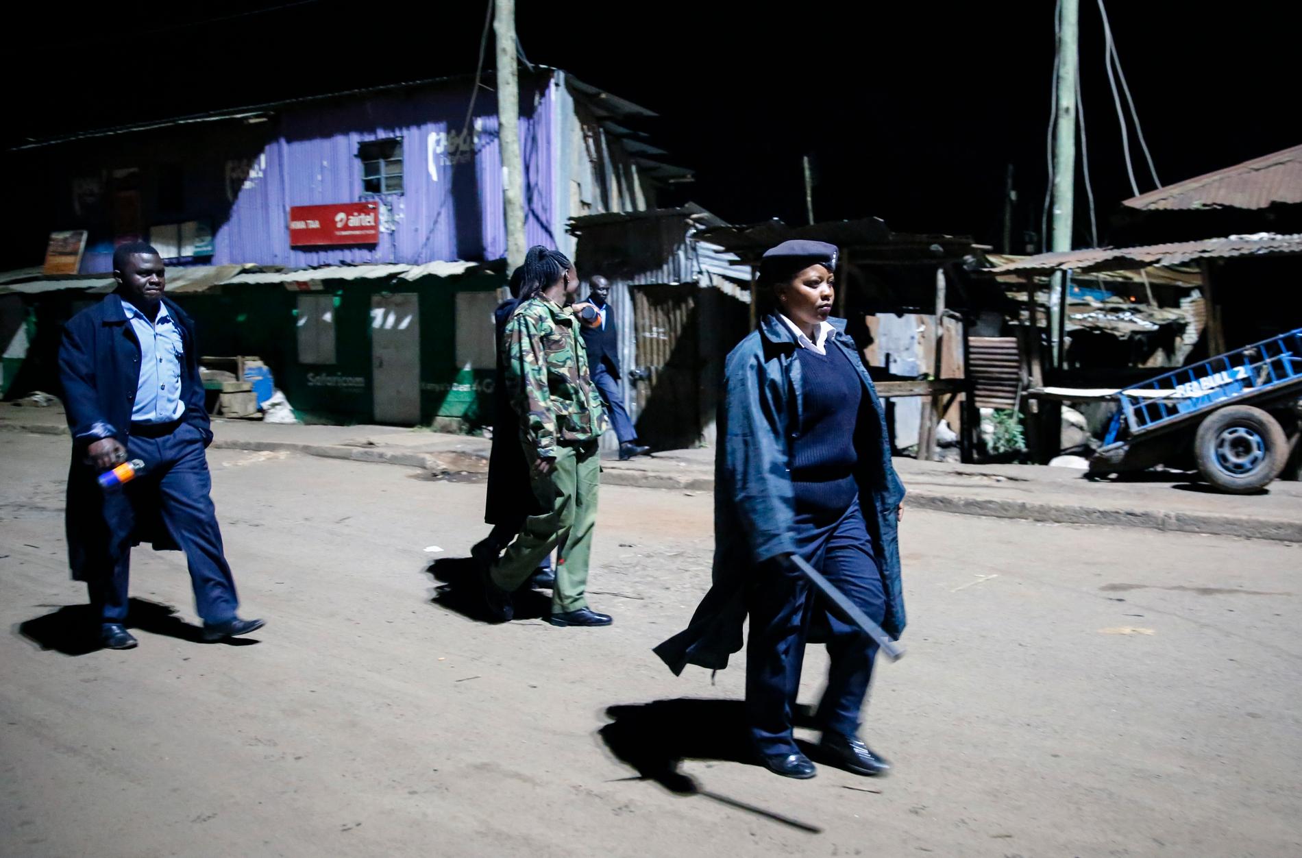 NAIROBI, KENYA Polis utrustad med tårgas och batonger patrullerar ett slumområde under söndagen. Myndigheterna har infört ett utegångsförbud mellan sju på kvällen och fem på morgonen för att begränsa smittspridningen i landet.