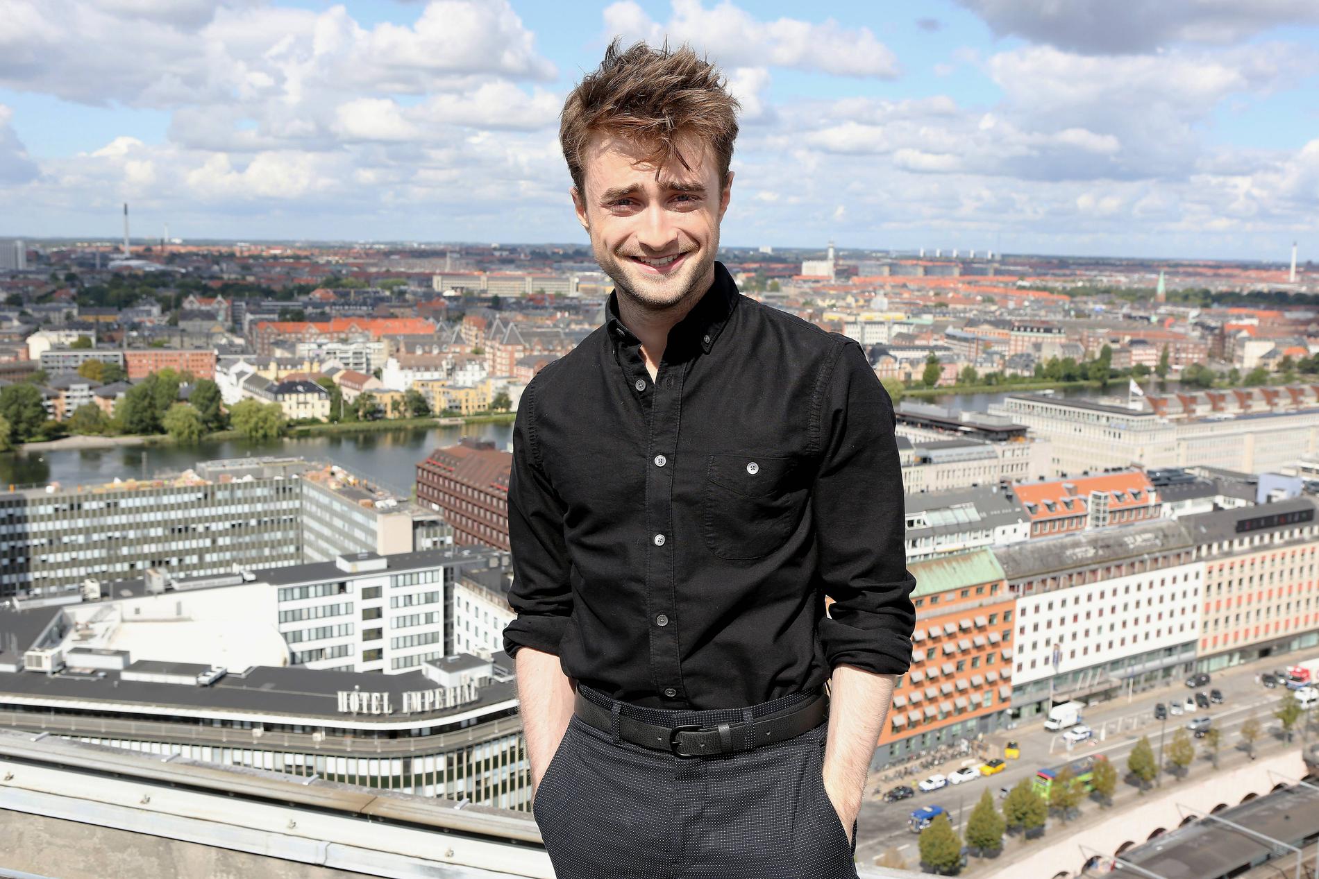 Bioaktuell - med komedi Daniel Radcliffe dyker snart upp i romantiska komedin ”What if”. ”Jag har medvetet sökt mig till roller som är raka motsatsen till Harry Potter. Men det är för att inte upprepa mig själv. För att få en utmaning. Inte för att jag förnekar Harry Potter på något sätt”, säger han.