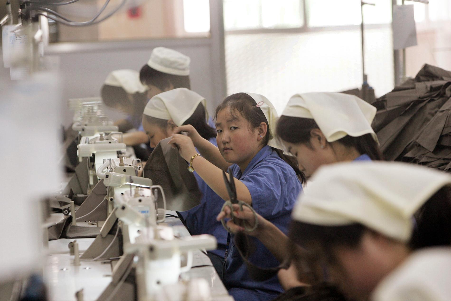 Kina anklagas för brott mot mänskligheten i sin behandling av fokgruppen uigurer i Xinjang-provinsen. Nu kopplas också svenska modeföretag till tvångsarbetet i de kinesiska lägren. Bild från klädfabrik norr om Peking. 