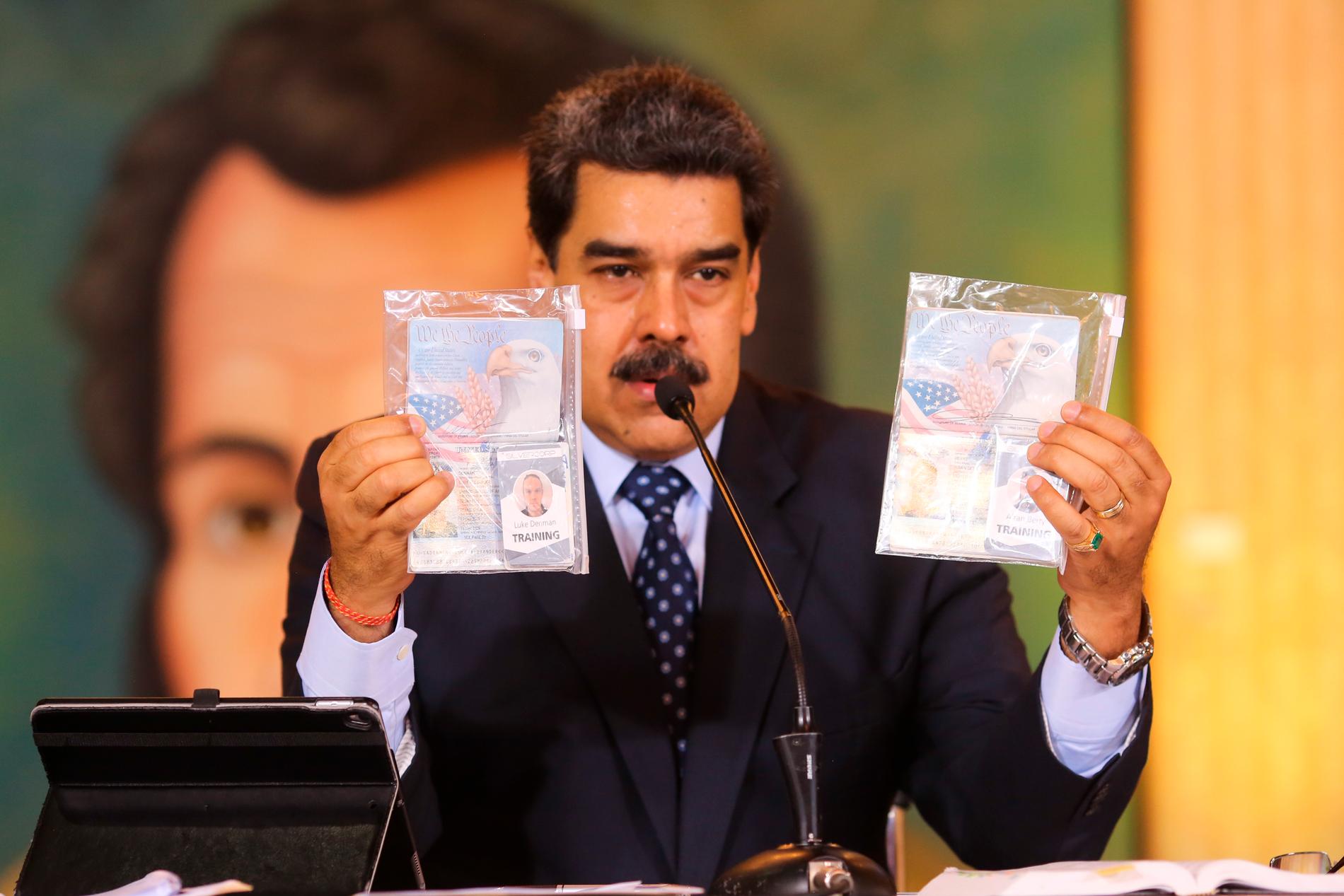 Venezuelas president Nicolás Maduro visar upp vad myndigheterna hävdar är id-handlingar för de två män från USA som gripits i landet anklagade för att ha deltagit i ett kuppförsök.