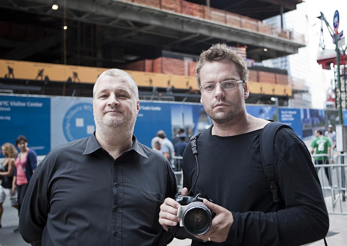 Aftonbladets journalister Per Bjurman och Pontus Höök under sorghögtiden i New York i går.