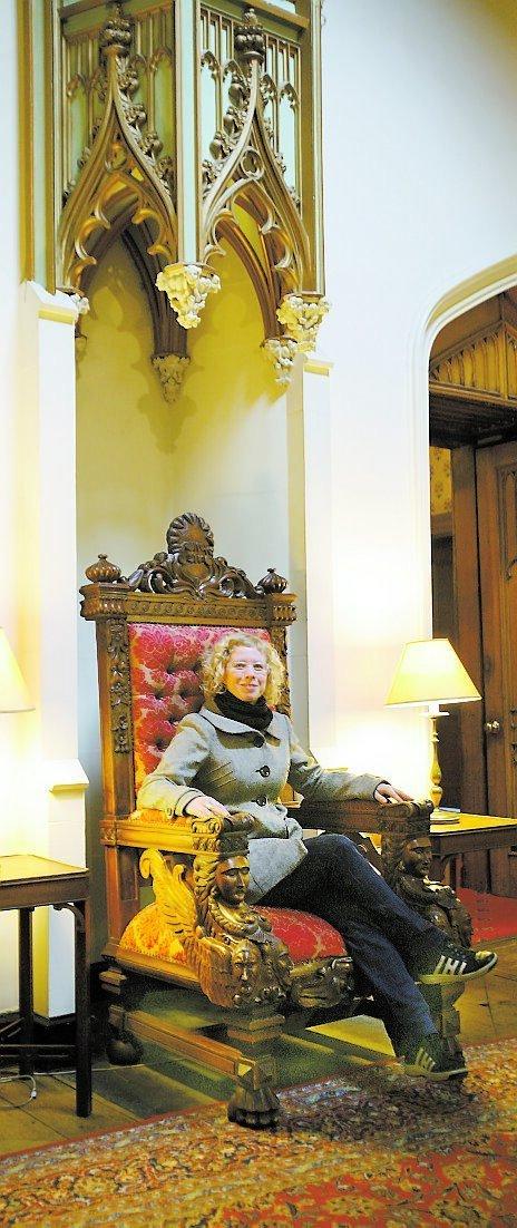 Aftonbladets Nina Hampusson finner sig tillrätta i slottets kungliga stol.
