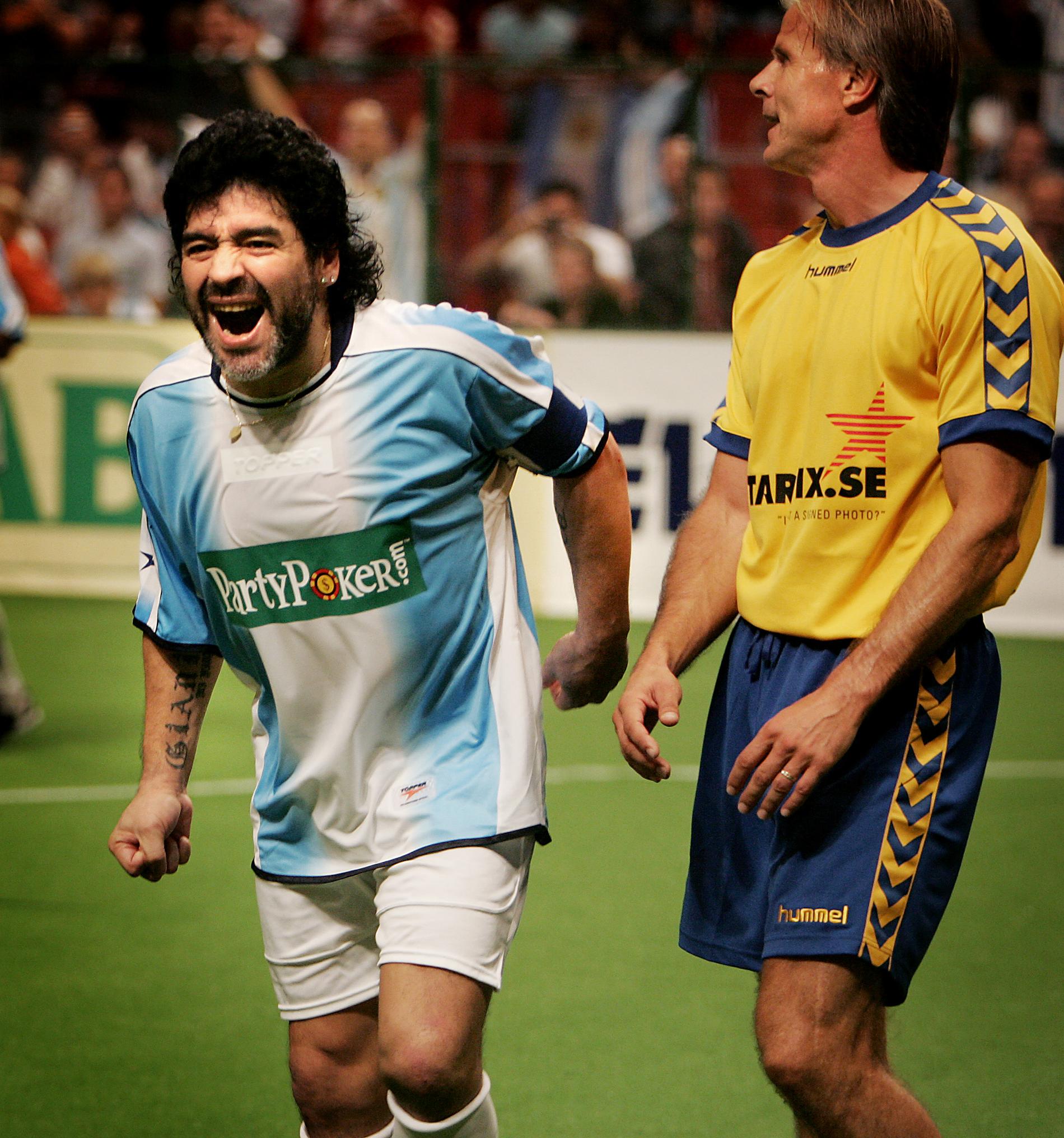 Maradona måljublar i matchen, här med Roland Nilsson intill sig.