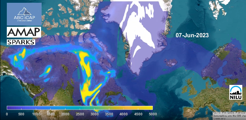 Kartan visar hur dimman färdas från Nordamerika och drar in över Skandinavien.