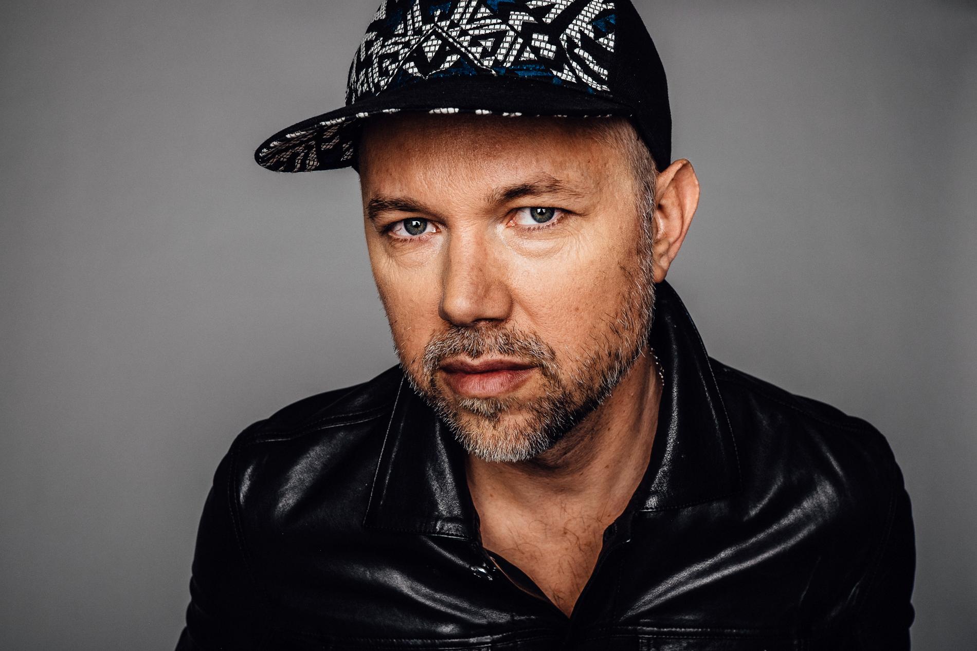 ”Avsändare okänd” släpps på veckan 20 år efter Tomas Andersson Wijs albumdebut ”Ebeneser”.  