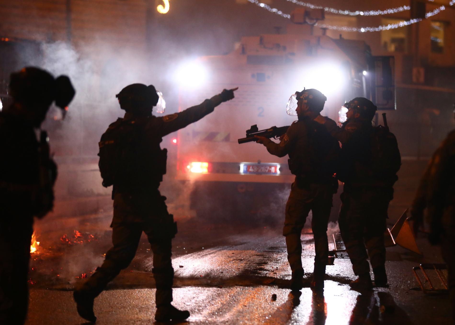 Israelisk kravallpolis skjuter distraktionsgranater mot palestinska demonstranter vid sammandrabbningar vid Damaskusporten precis utanför Jerusalems gamla stad.