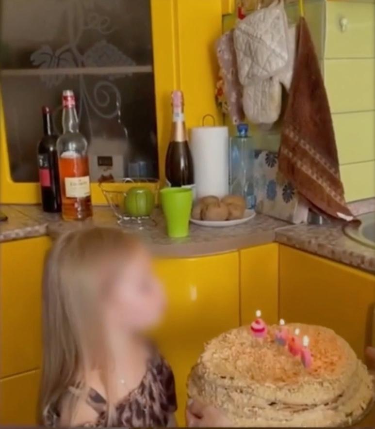 Dagen före den ryska attacken blåste Mychailo Korenovskys dotter ut fyra ljus i tårtan på sin födelsedag.