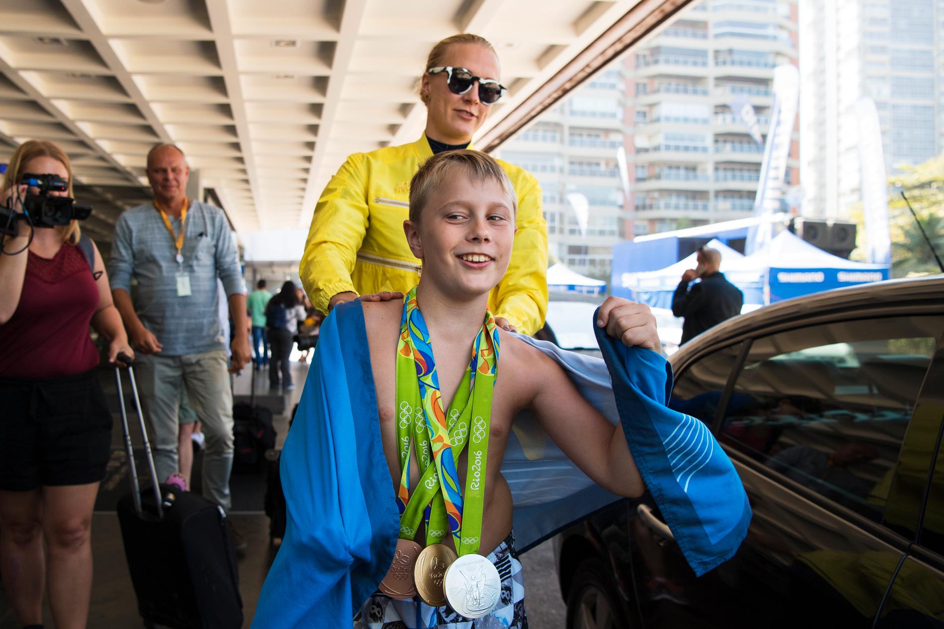 Sarahs bror Linus fick bära medaljerna i Rio, nu önskar han fler från sin syster.