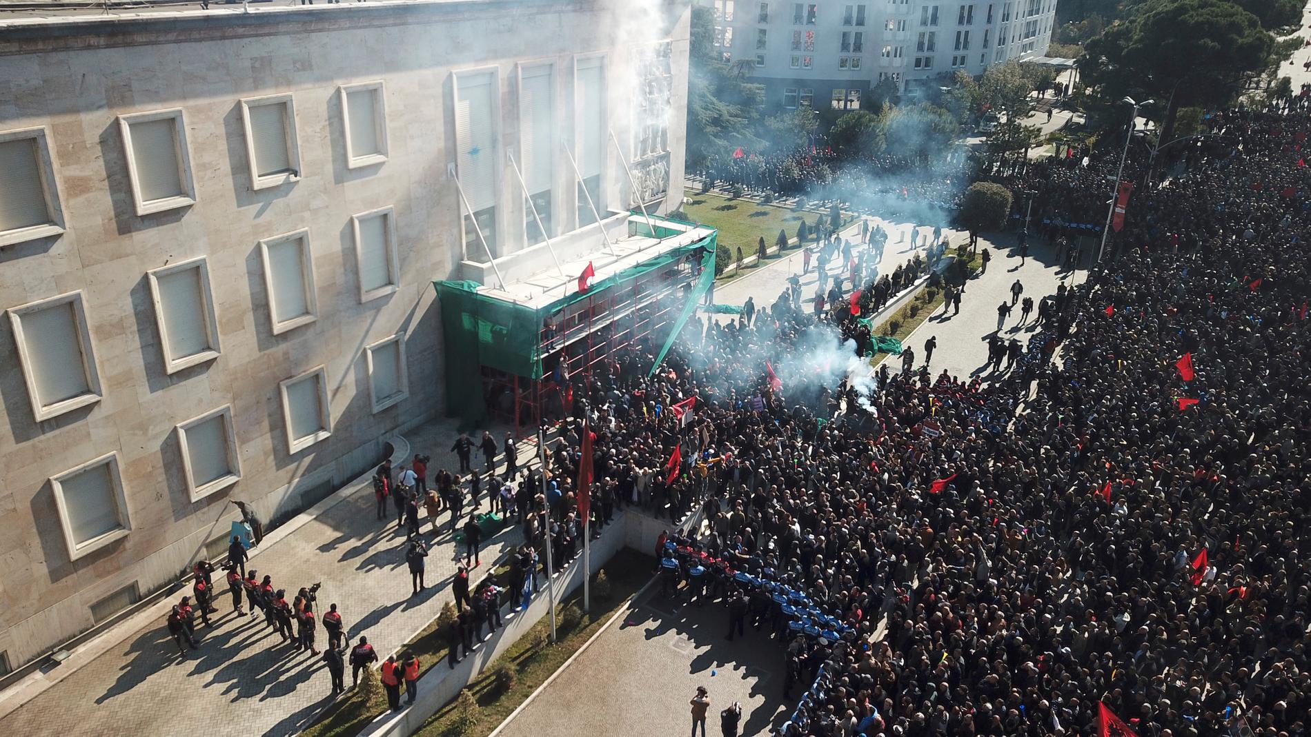 Tusentals albaner samlades i Tirana i en motståndsyttring mot den sittande regeringen.