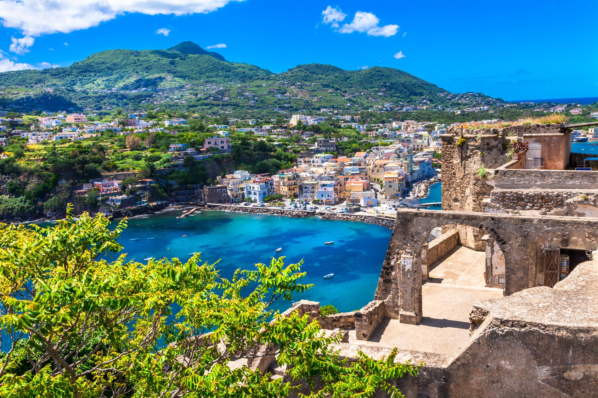 Den italienska semesterrön Ischia. 