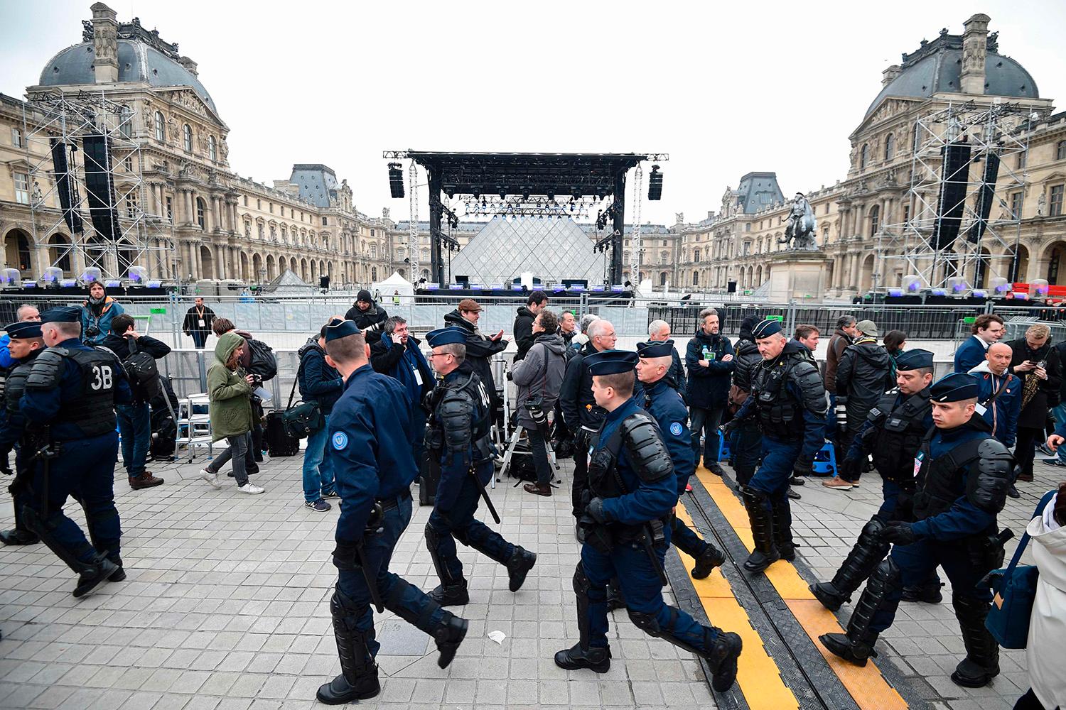 Fransk kravallpolis patrullerar gatorna i Paris. 