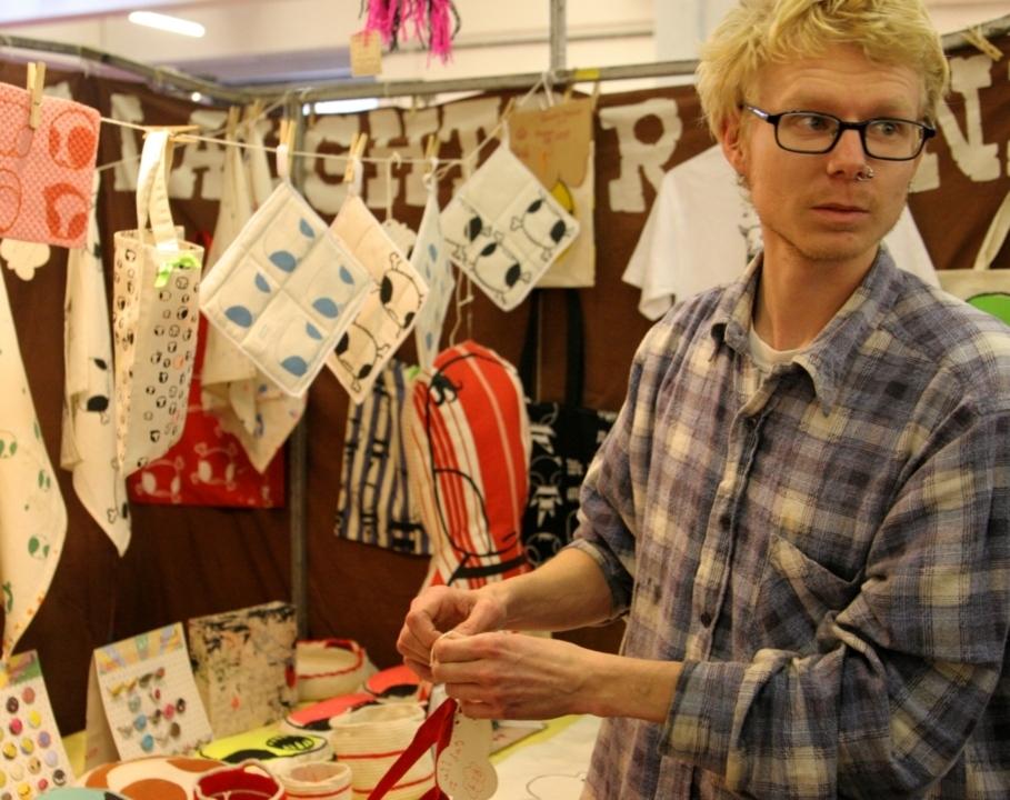 Johan Krantz säljer saker från sitt märke på Sunday Up Market.