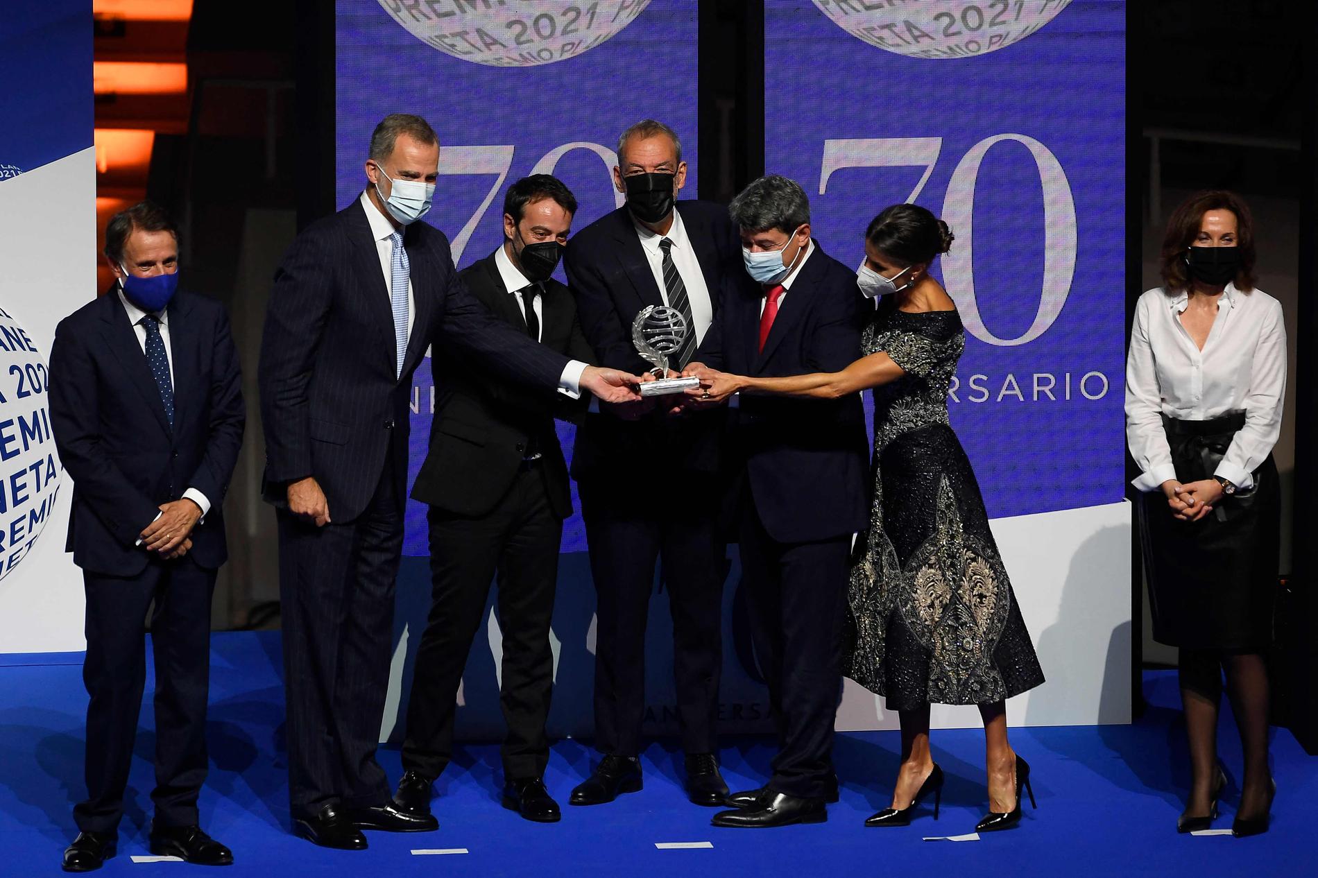 Tredje från vänster: Jorge Diaz, Antonio Martinez och Augustin Martinez tar emot litteraturpriset Premio Planeta. 
