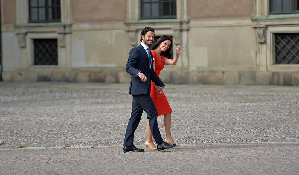Prins Carl Philip och Sofia Hellqvist anländer till pressträffen på slottet.