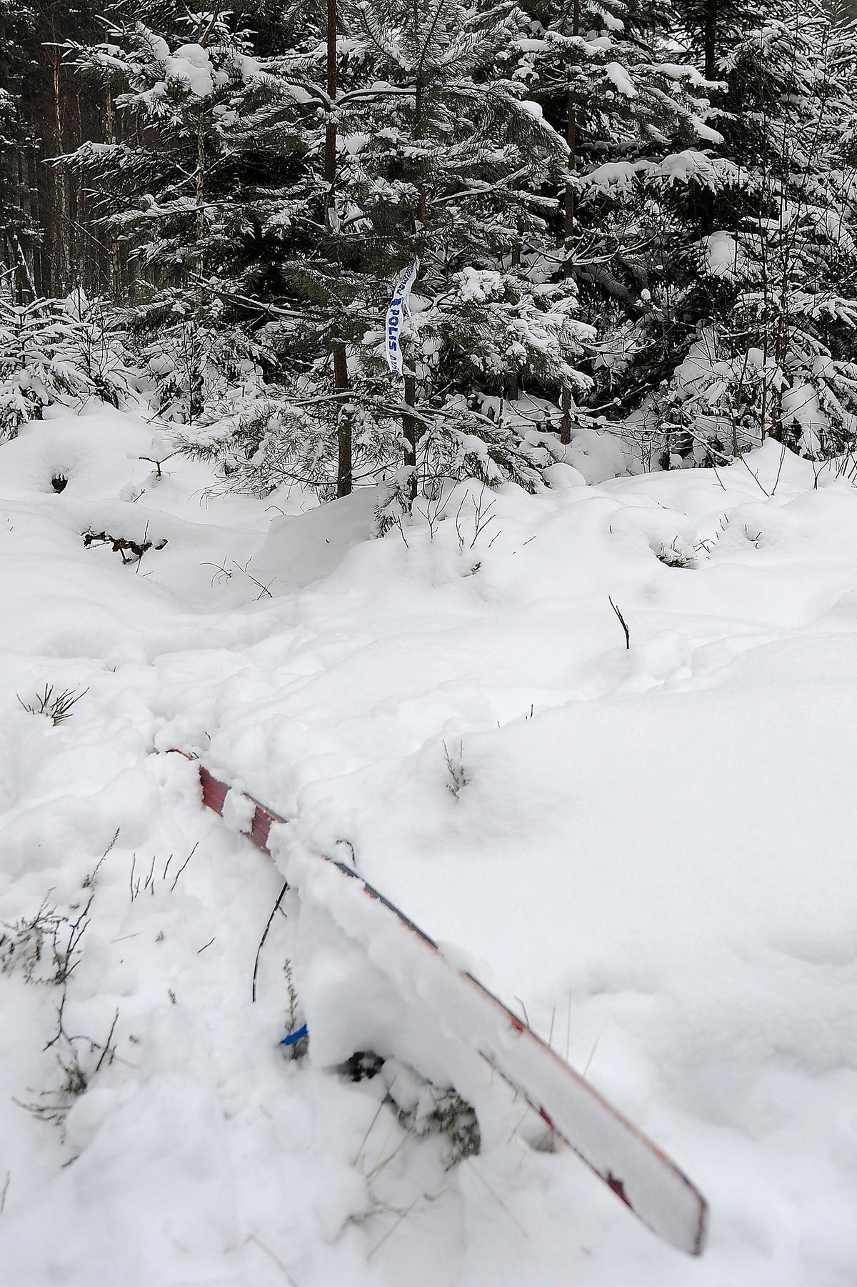 ’OAKTSAM’ Skidan som sticker upp ur snön tillhörde den 71-årige skidåkare som förra året sköts ihjäl utanför Ljungby. Åklagaren menar att den 32-åriga kvinnliga jägaren har varit oaktsam.