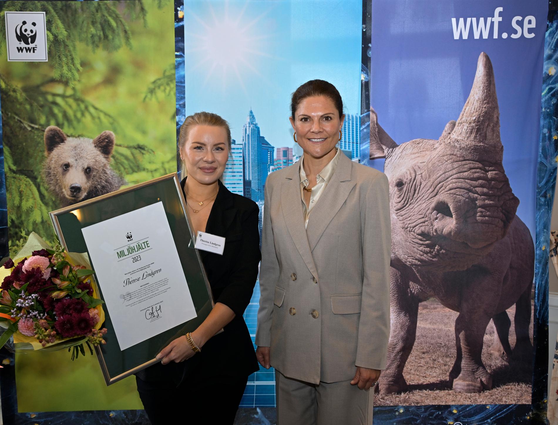 Therése Lindgren tillsammans med kronprinsessan Victoria vid utdelningen av världsnaturfonden WWF:s utmärkelse ”Årets Miljöhjälte 2023”.