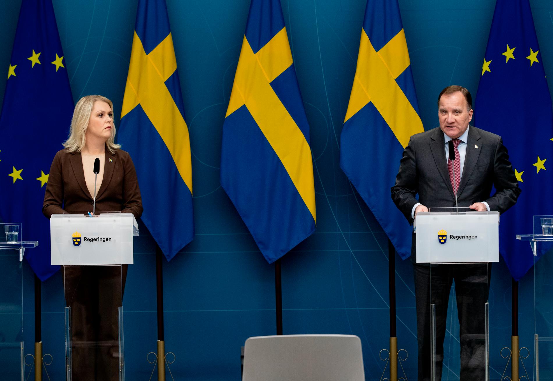 Socialminister Lena Hallengren och statsminister Stefan Löfven under presskonferensen då nya alkoholförbudet efter 22 presenterades.