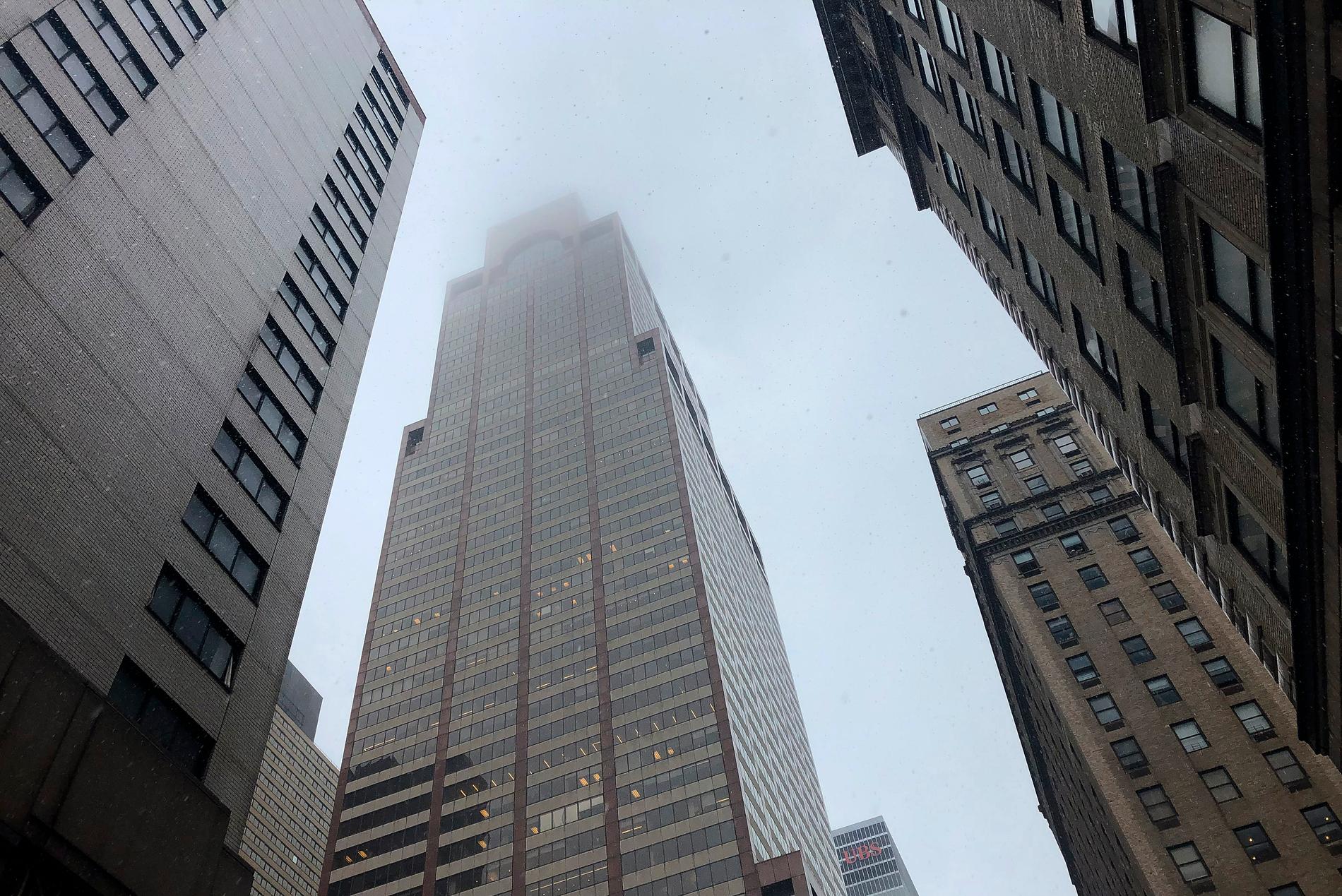 Rök stiger från den skyskrapa i New York där en helikopter kraschlandade på måndagen.