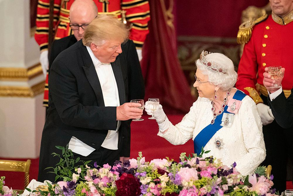 Drottning Elizabeth skålar med Donald Trump under ett statsbesök 2019.