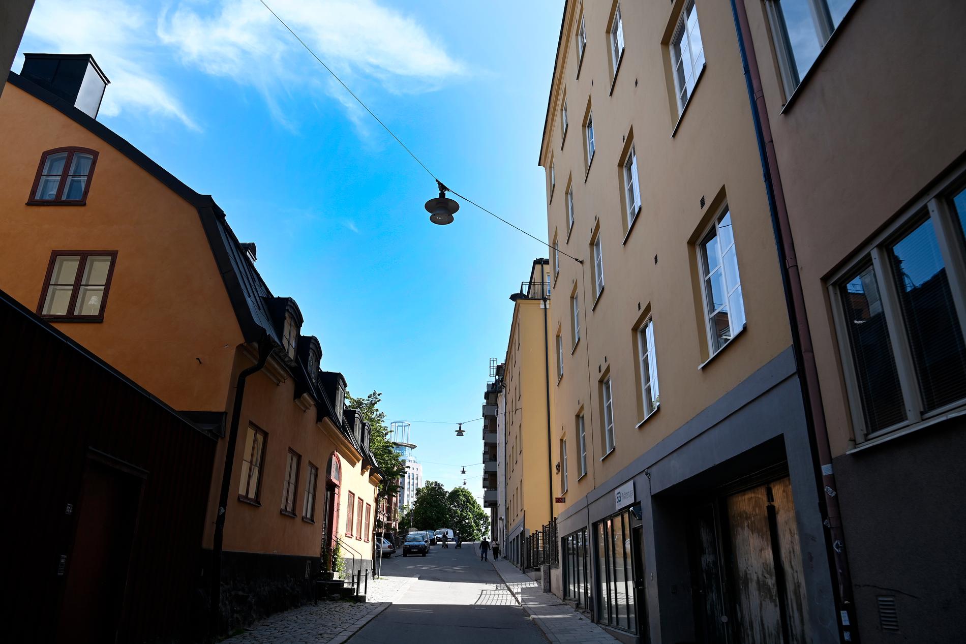 Den misstänka mannen stod själv skriven på lägenheten på Södermalm i Stockholm, men sa upp kontraktet efter att han hotats dras inför rätta.
