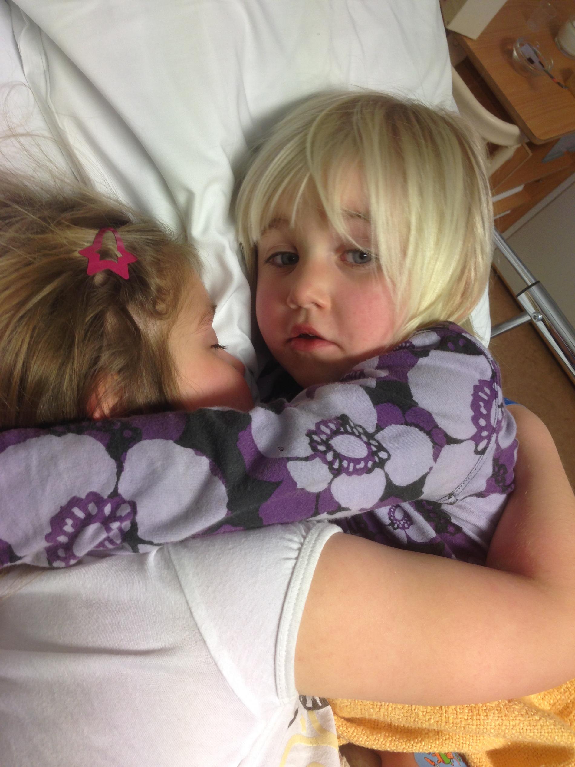 Systrarna tillsammans på sjukhuset. 