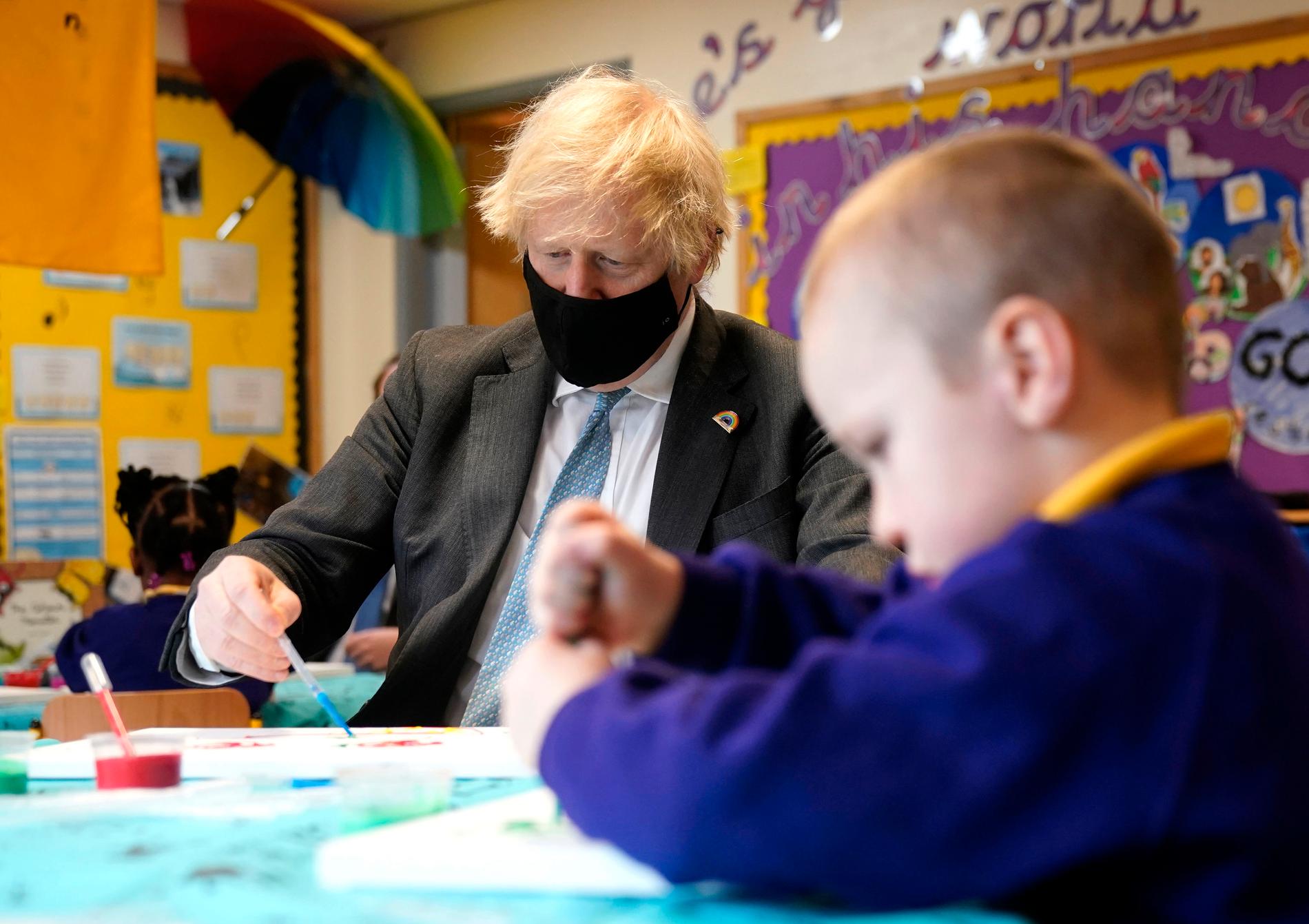 Premiärminister Boris Johnson vid ett besök på en grundskola i England tidigare under våren. Delta-varianten sprider sig nu bland skolelever, visar det sig. Arkivbild.
