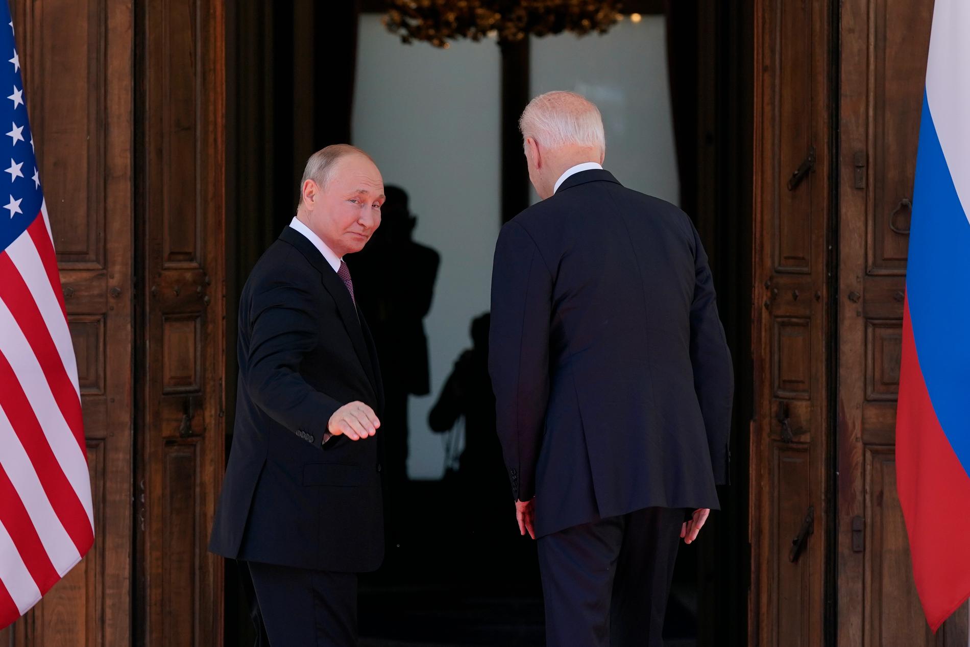 Putin och Biden vid mötet i Genève. 