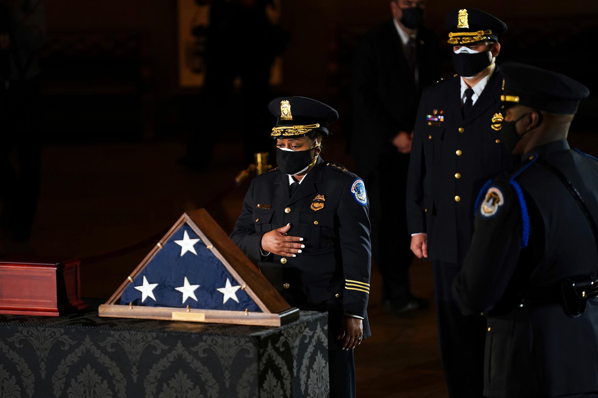 Tillförordnade kongresspolischefen Yogananda Pittman (till vänster) hedrar den dödade kollegan Brian Sicknick vid en ceremoni. Arkivbild.