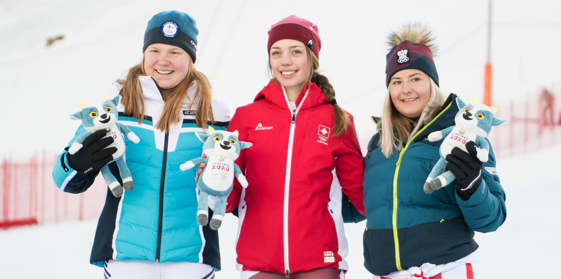 Rosa Pohjolainen, Amelie Klopfenstein och Amanda Salzgeber på palleni ungdoms-OS i storslalom.