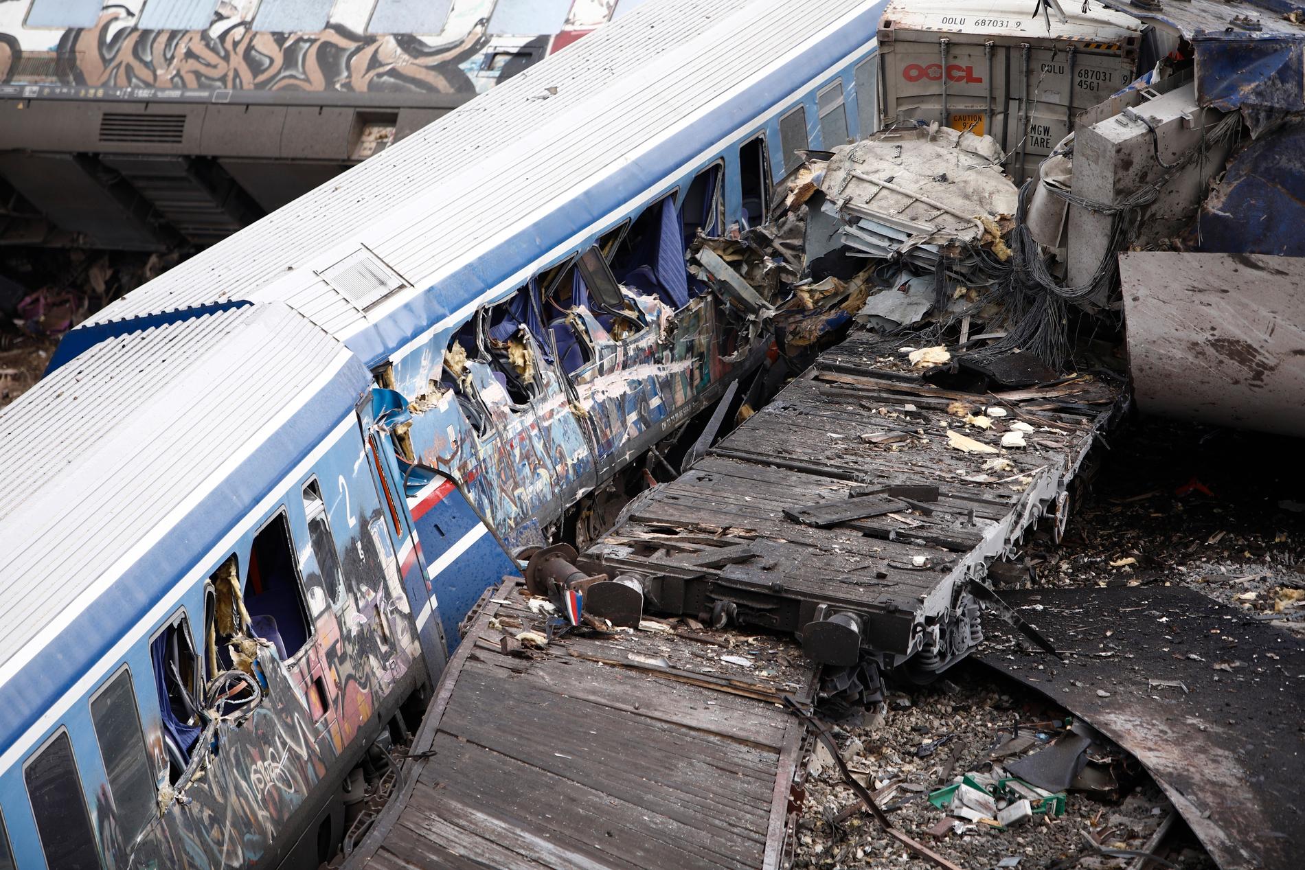 Hundratals resenärer var ombord på det passagerartåg som i hög fart frontalkrockade med ett godståg. 