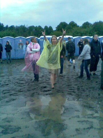 FESTIVAL  Tina Fröberg, 38, tog bilden på Åsa Westblom i regnet på Sonisphere-festivalen.