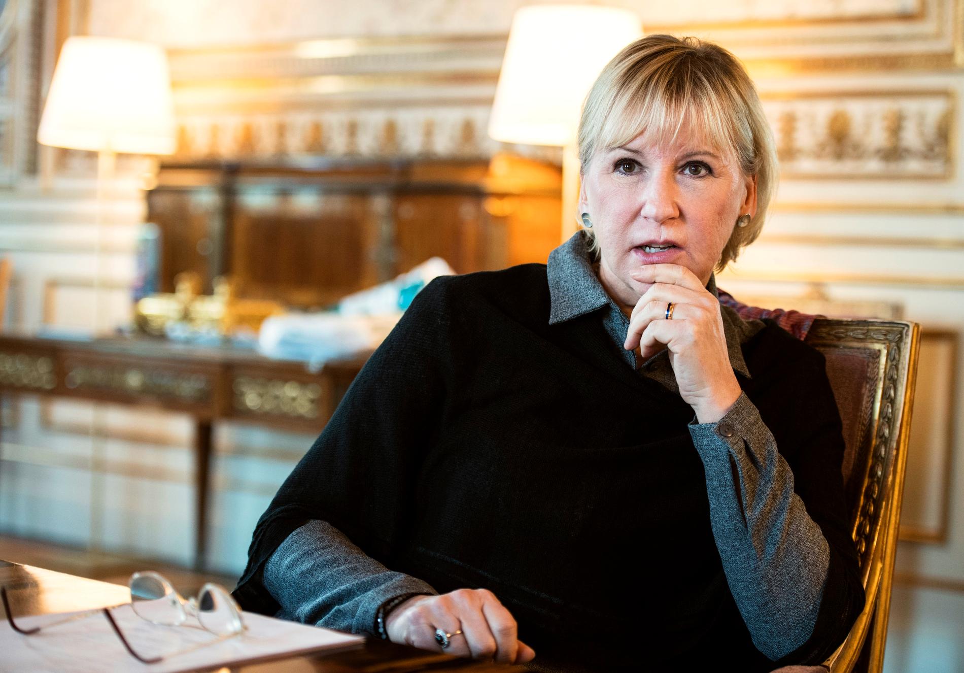 Sveriges utrikesminister Margot Wallström säger sig vara djupt bekymrad över beslutet.