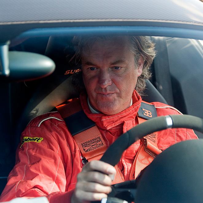 James May orienterar sig bakom ratten i Bugatti Veyron Supersport.