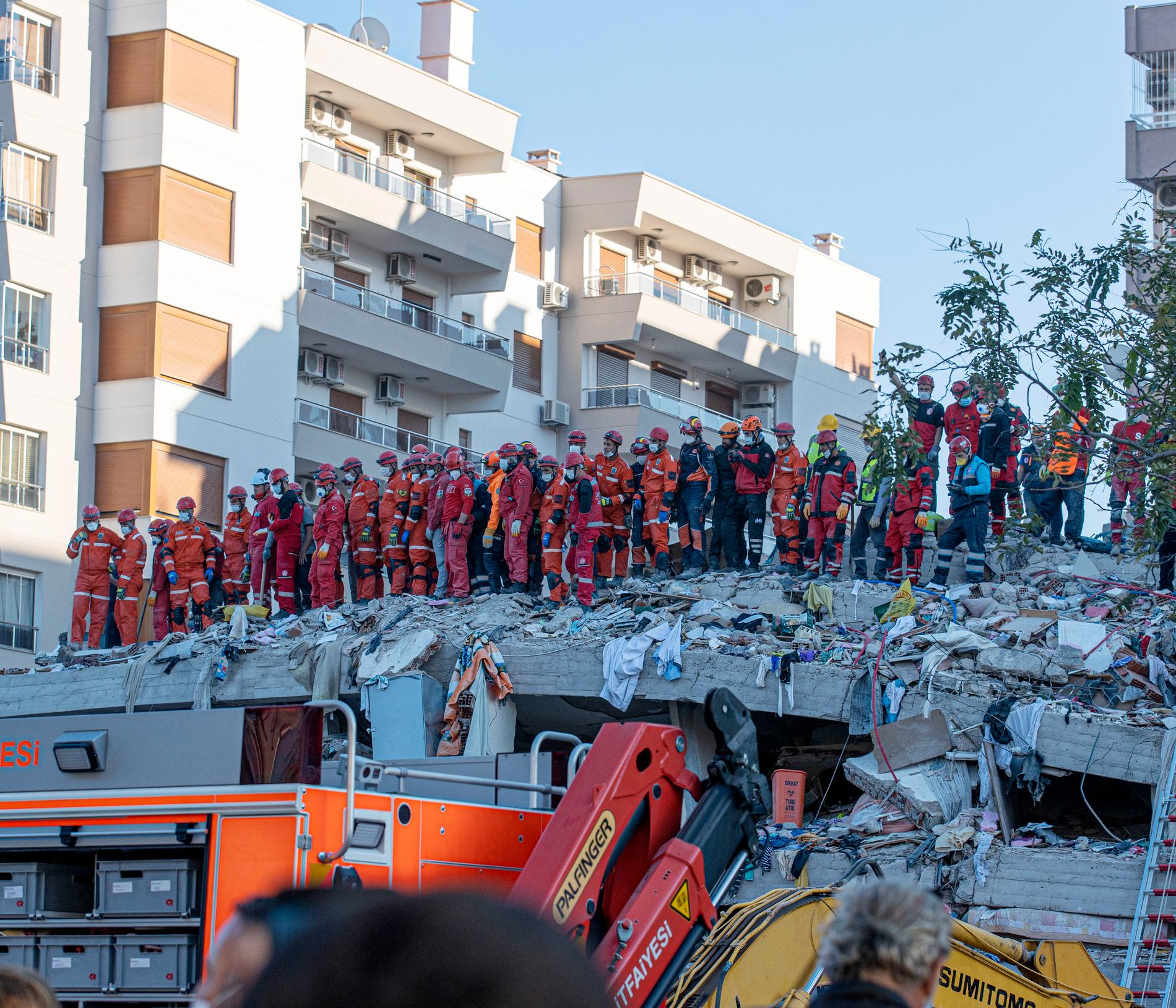 Över 5 000 räddningsarbetare har satts in i regionen. 