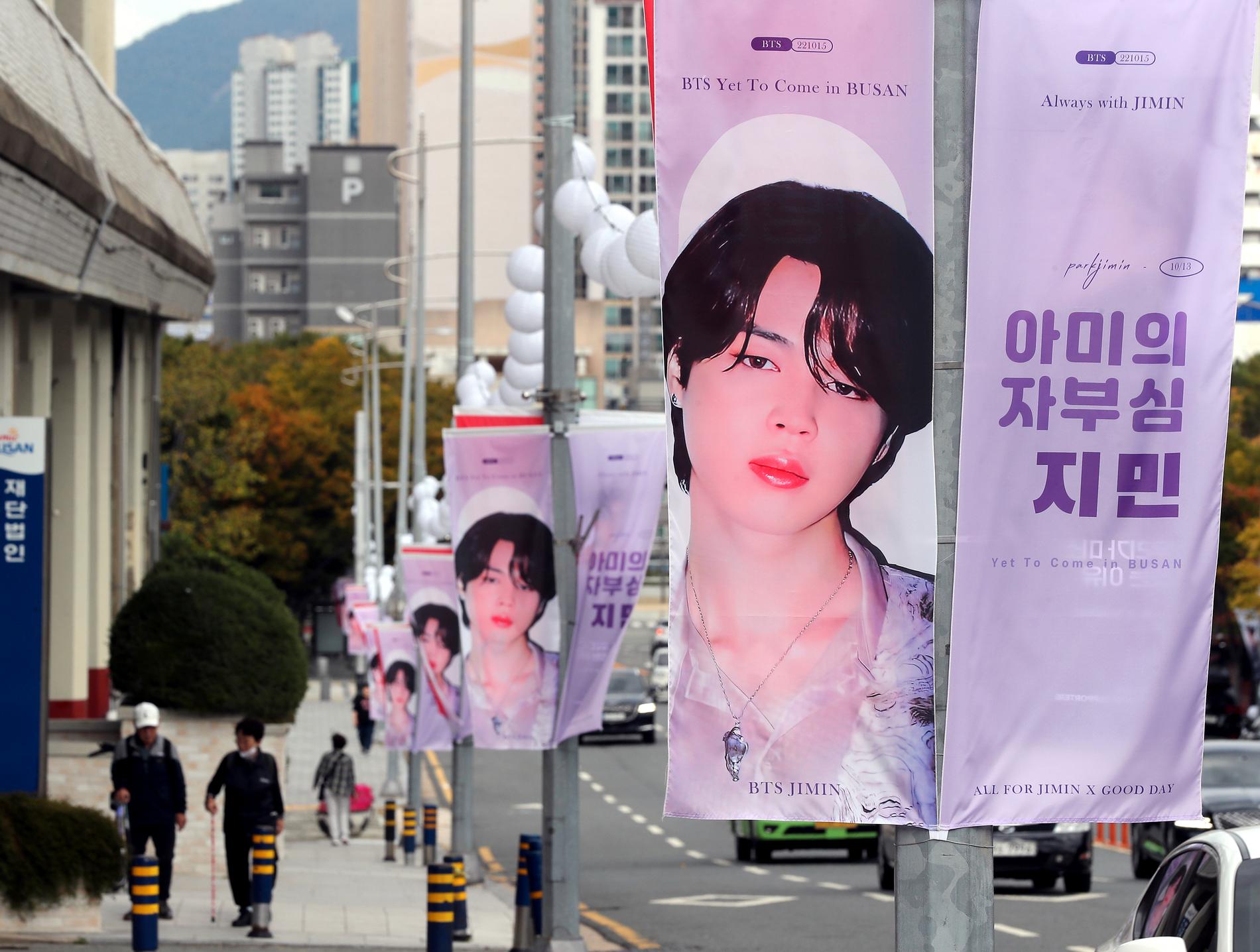 Jimin från BTS gör sin första fullängdsdebut med albumet "Face". "Armys stolthet Jimin" står det på banderollerna inför BTS sista konsert i Busan oktober 2022. Arkivbild.