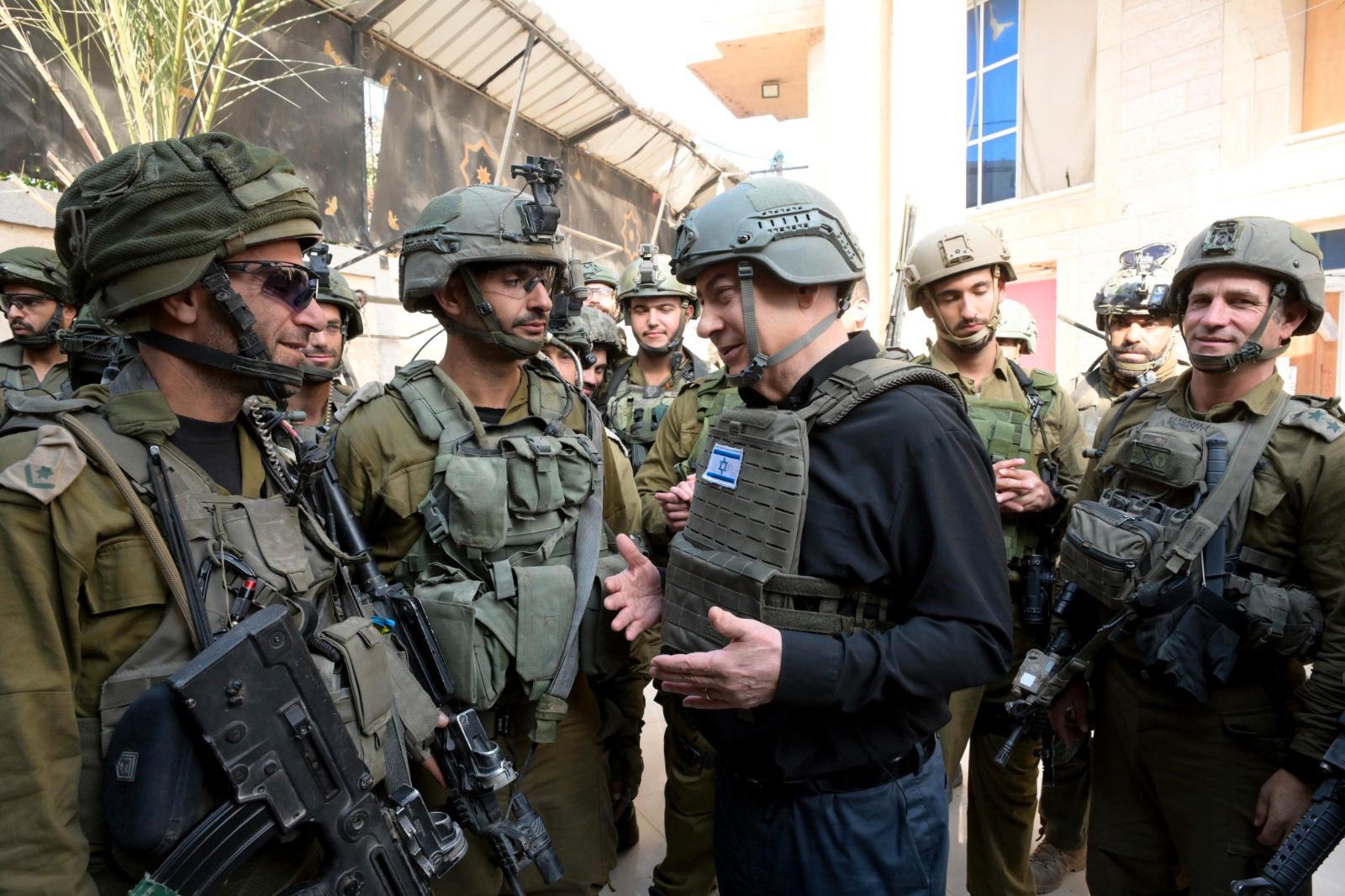 Benjamin Netanyahu på norra Gazaremsan under måndagen.