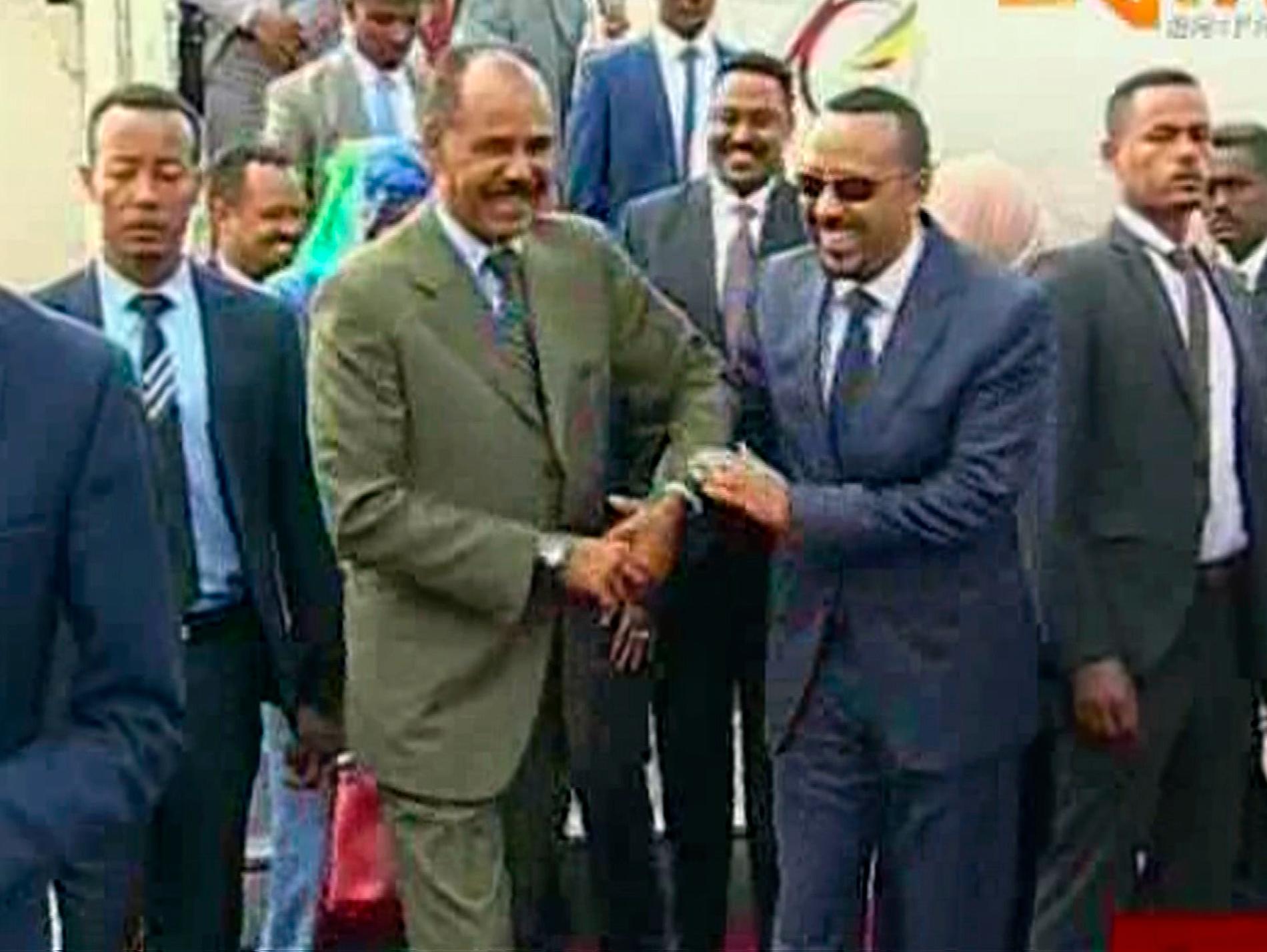 Etiopiens premiärminister Abiy Ahmed (till höger) välkomnas till Asmara i juli av Eritreas president Isaias Afwerki. Arkivbild.
