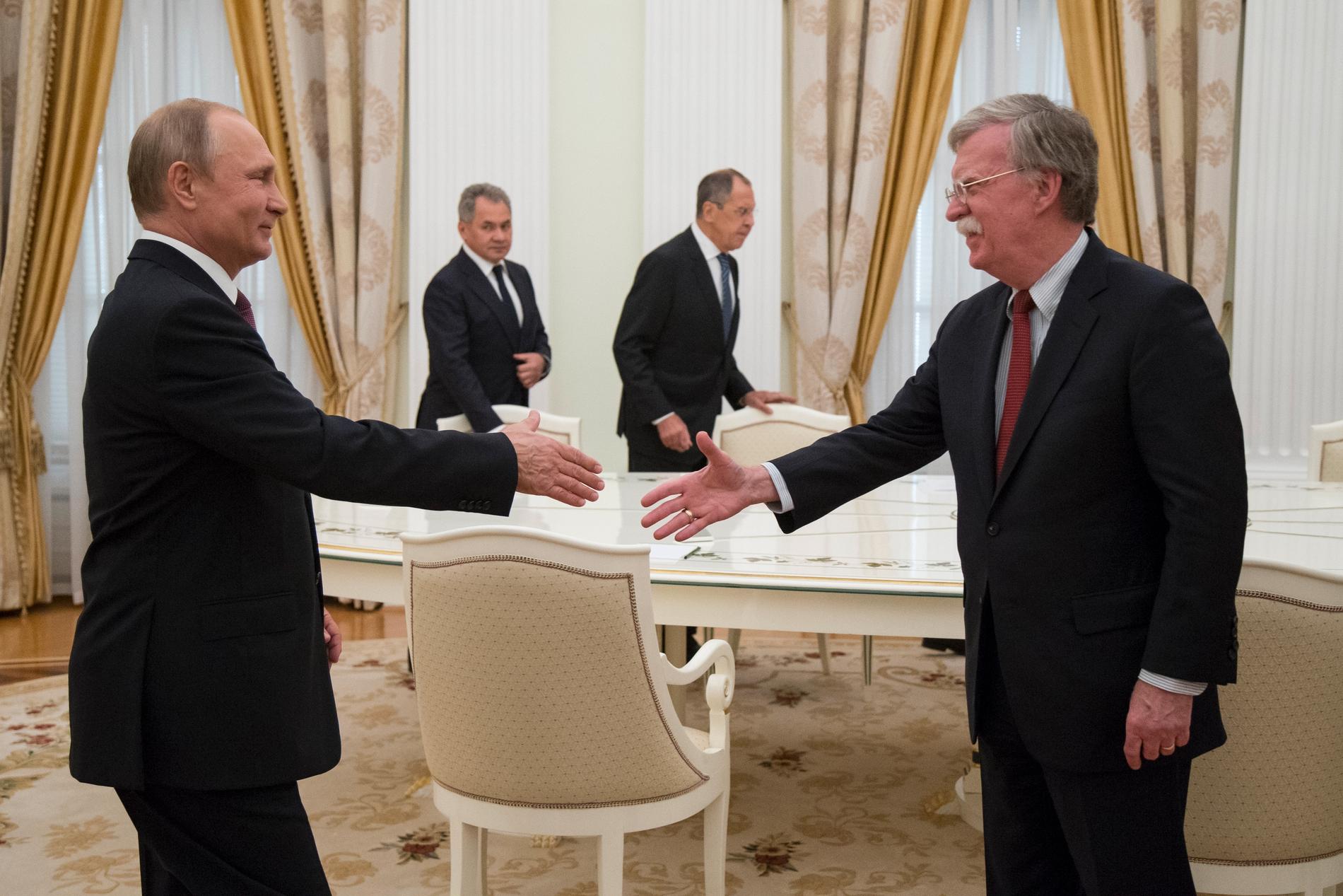 Rysslands president Vladimir Putin välkomnar USA:s nationelle säkerhetsrådgivare John Bolton.