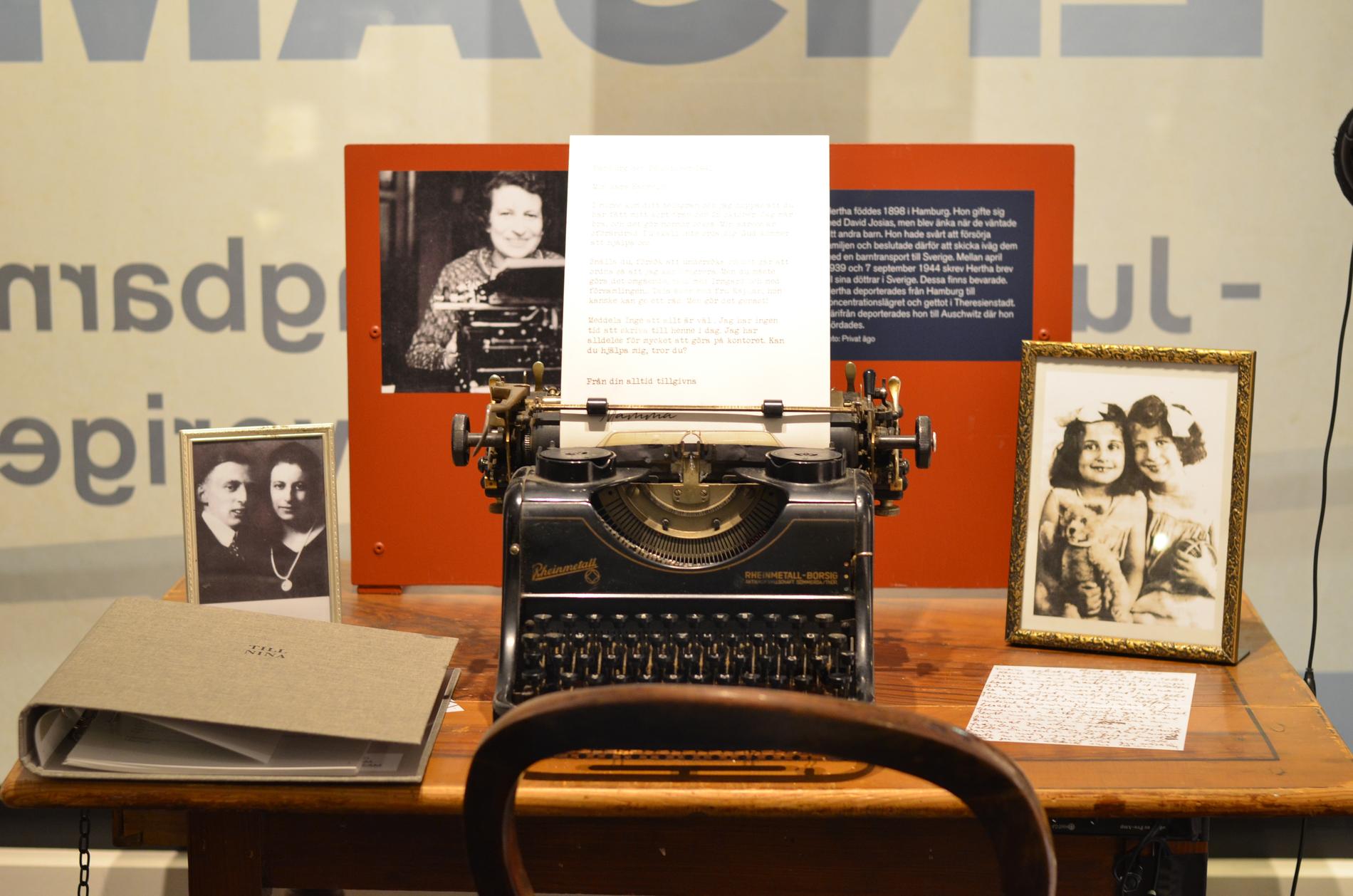 I pärmen bredvid skrivmaskinen finns de brev Ingrid Lomfors mamma Penina fick av sina föräldrar. 