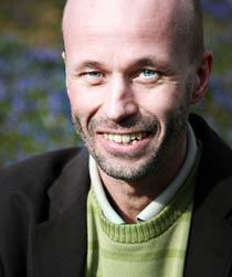 Författaren Johan Theorin har skrivit tre böcker som utspelas på norra Öland och är helt övertygad om att Öland är en ö.