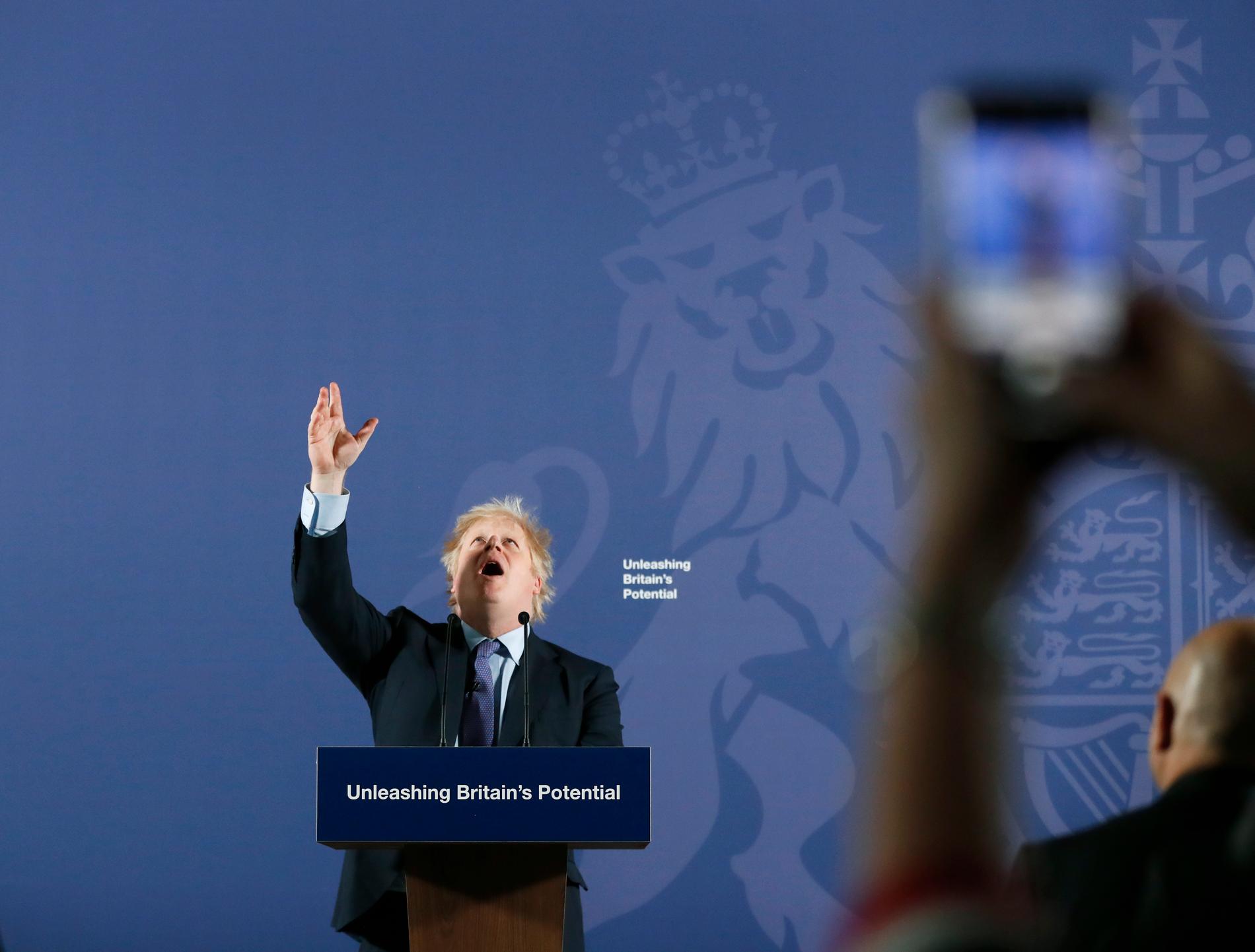 Boris Johnson i talartagen på Old Naval College i Greenwich, London, på måndagen.