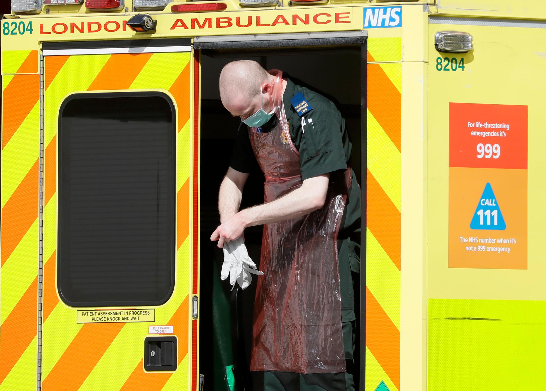 En ambulanssjukvårdare i London på tisdagen.
