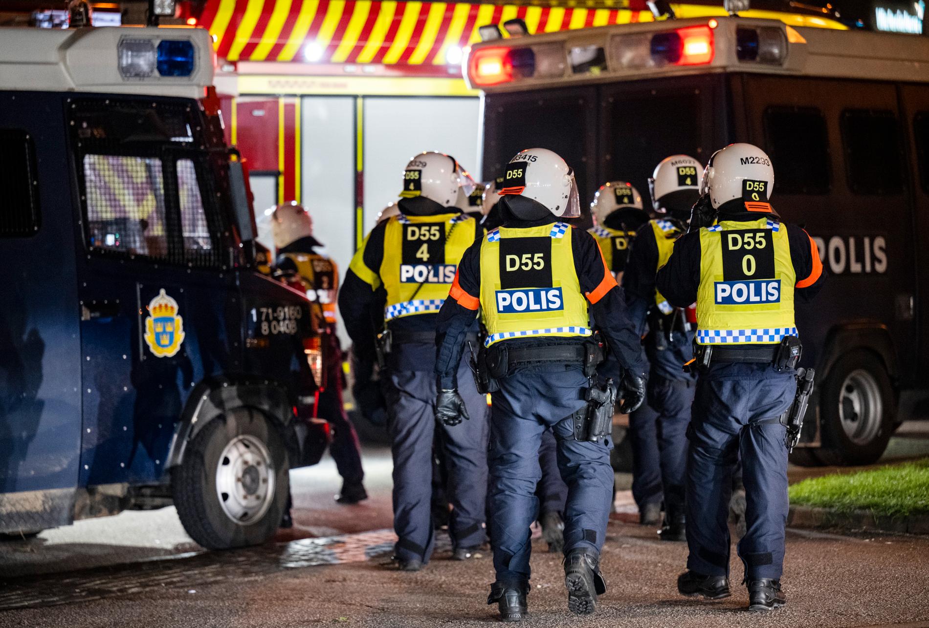 Kravallpolis på plats på Rosengård i Malmö natten till efter det våldsamma upploppet i början på september.