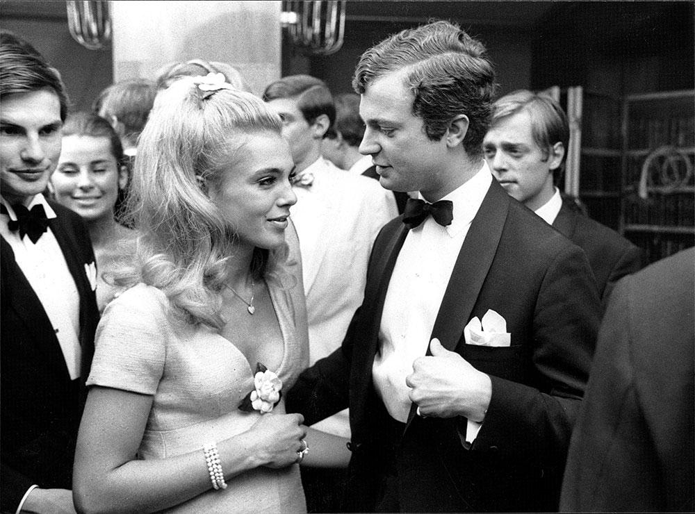 Skådespelerskan Pia Degermark och kungen på en studentskiva på Strand Hotel 1968. 