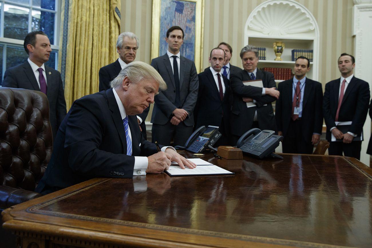 Trump skrev under sitt abortdekret omgiven av enbart män.