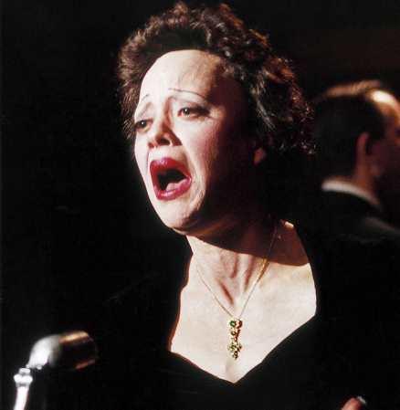 ”Rien de rien ...” Marion Cotillard som Piaf i ”La vie en rose”, som gick upp på svenska biografer i går. Verklighetens Piaf var i Sverige och sjöng 1947 och 1958.