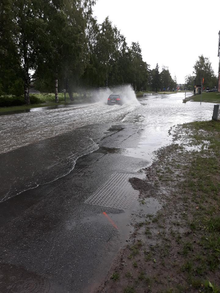 Extrema mängder regn svämmade över gatorna i Luleå.